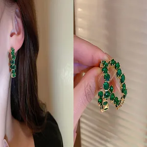 Lussuosi orecchini a cerchio dorati in stile bohémien con splendide gemme verdi chic