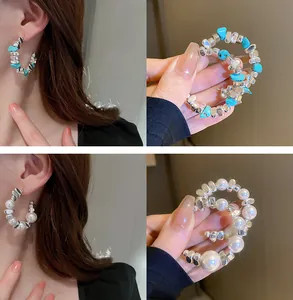 Orecchini a cerchio bohémien con vivaci pietre turchesi ed eleganti perle bianche