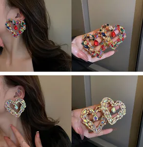 Dettaglio orecchini a cuore in strass stile bohémien con cristalli colorati vivaci