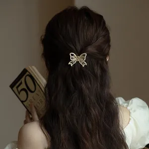 Elegant Hollow Bow Iris Flower Artificial Pearl Hair Clip For Women Golden Alloy Shark Clip Retro Luxury Hair Accessories