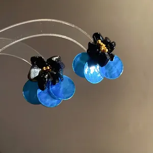 Eleganti orecchini vintage a fiore in argento con conchiglia blu e occhio di tigre