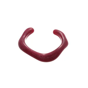 Bracelet manchette en résine ondulé rouge foncé avec une finition brillante et moderne