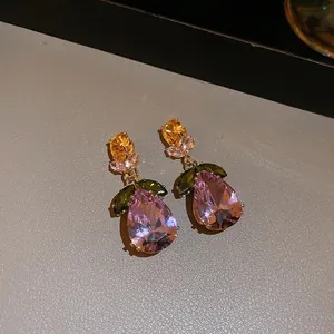 Elegante peervormige roze zirkoon oorbellen met groene bladeren en gouden plating