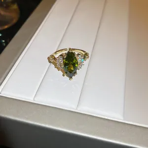 Eleganter französischer Goldring mit olivgrünem Zirkon im Marquise-Schliff und Akzentsteinen