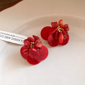 Orecchini a lobo floreali vintage con occhio di tigre rosso e petali di conchiglia
