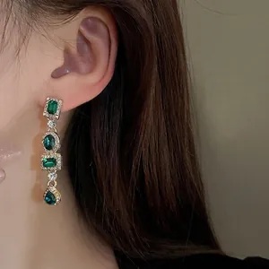 Orecchini pendenti geometrici con gemme verde smeraldo in stile palazzo vintage e argento
