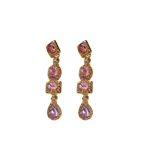 Orecchini pendenti geometrici stile vintage con gemme rosa e cristalli luminosi