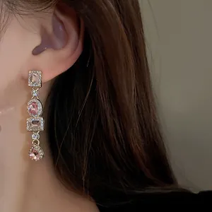 Dettaglio di orecchini vintage stile corte con cristalli rosa e micro-pavé di diamanti.