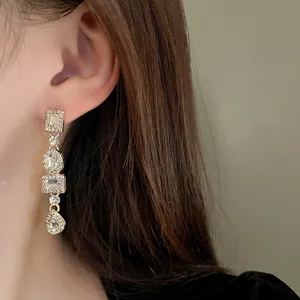 Primo piano di orecchini pendenti geometrici vintage con strass