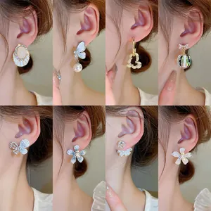 Plusieurs styles de boucles d'oreilles élégantes en argent avec zircon et perles.