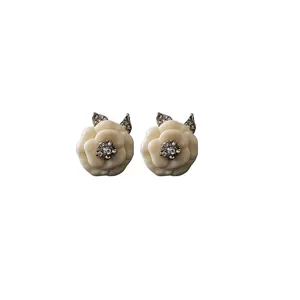 Élégantes boucles d'oreilles camélia blanc avec cristaux de zircon et tiges en argent