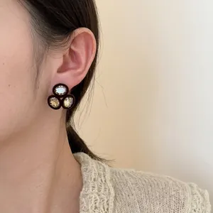 Gros plan de boucles d'oreilles vintage marron floquées avec strass