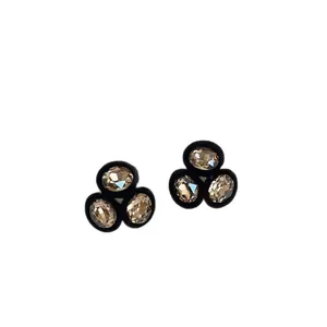 Boucles d'oreilles clous noires floquées avec cristaux ovales champagne étincelants