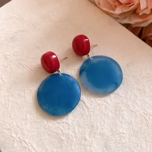 Eleganti orecchini a lobo tondi in acrilico bicolore rosso e blu da donna alla moda.