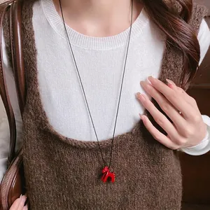 Collier avec pendentif cheval rouge vintage sur une longue chaîne pour pull pour femmes