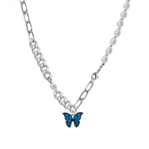 Elegante collana di perle barocche con ciondolo a farfalla blu e catene miste argento.