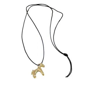 Collier pendentif poney doré vintage avec une longue chaîne de pull en cordon noir