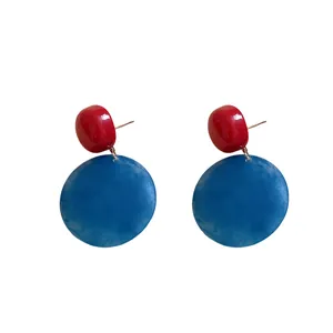 Orecchini pendenti tondi in acrilico rosso e blu con perni in argento per donna alla moda