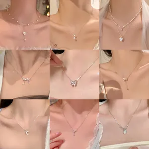 Selezione di varie eleganti collane di perle barocche e ciondoli a farfalla per lei