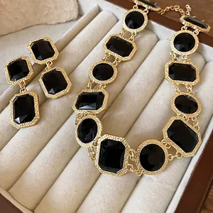 Vintage Luxus Set mit schwarzer Kristallhalskette und passenden Ohrringen in Box