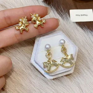 Elegante 18 Karat vergoldete Einhorn-Ohrstecker und Perlen-Schaukelpferd-Ohrringe