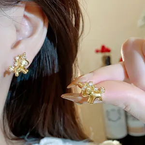Elegante 18 Karat vergoldete Zirkon-Pferdeohrstecker mit exquisiter Handwerkskunst
