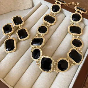 Nahaufnahme von Vintage-Schmuckset mit schwarzen Kristallen in einer beige Samtschatulle.