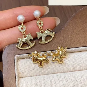 Elegante 18k vergoldete Schaukelpferd und Einhorn Ohrstecker mit Perlen und Zirkonia