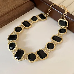 Detailansicht der klobigen Vintage Goldkette mit großen facettierten schwarzen Kristallen