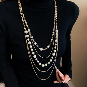 Primer plano de un elegante collar de varias capas con perlas de vidrio artificiales