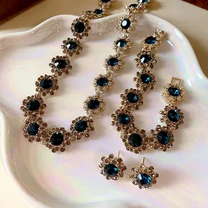 Vintage-Schmuckset mit dunkelblauen Kristallen Halskette Armband und Ohrringe im Set