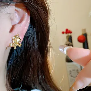 Exquisite Detailansicht der 18 Karat vergoldeten Einhorn-Ohrringe mit Zirkonia
