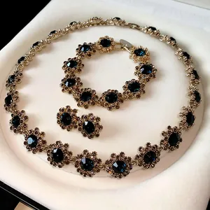 Detailansicht eines vintage blauen Kristall-Schmucksets mit Blumenmuster-Halskette
