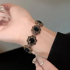 Nahaufnahme eines Vintage-Blumen-Kristallarmbandes mit dunkelblauen Steinen