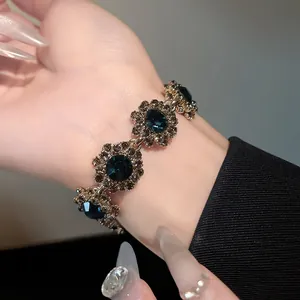 Nahaufnahme eines Vintage-Blumenarmbands mit blauen Kristallen und Strasssteinen