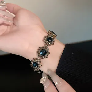 Vintage Blumenarmband mit dunkelblauen Kristallen und Strasssteinen für elegante Damen