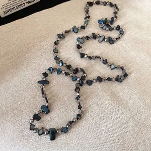Collier vintage en perles de verre et coquillages irréguliers avec design superposé