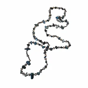 Collier long vintage classique avec des morceaux de coquillages et du verre