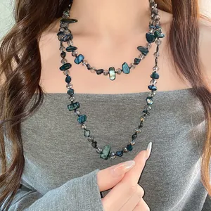 Détail du collier vintage à plusieurs rangs avec coquillages et perles de verre