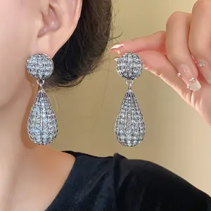 Eleganti orecchini a goccia in argento con strass scintillanti in stile esagerato