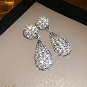 Eleganti orecchini a goccia in argento tempestati di strass scintillanti per donna