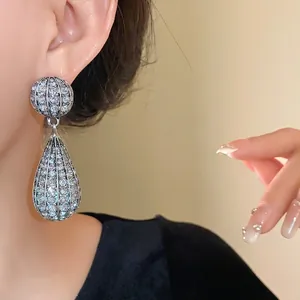 Orecchini a goccia in argento vintage con brillanti strass trasparenti incastonati