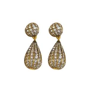 Eleganti orecchini a goccia dorati decorati con cristalli trasparenti scintillanti
