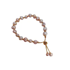 Elegante bracciale vintage francese regolabile con perle rosa e perline d'oro.
