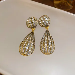 Orecchini pendenti eleganti con cristalli pavé scintillanti e finitura dorata
