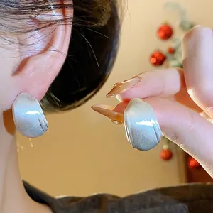 Eleganti orecchini a cerchio rettangolari in argento con finitura spazzolata per donna
