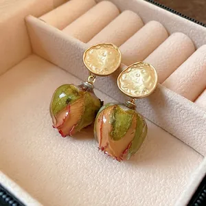 Eleganti orecchini vintage con rosa eterna, disco martellato dorato e ago in argento puro