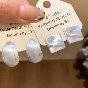 Orecchini a perno quadrati e curvi in argento opaco minimalista con aghi S925