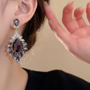 Orecchini vintage in argento con zirconi viola a goccia d'acqua e cristalli marquise
