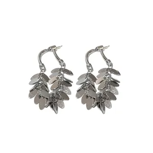 Eleganti orecchini a cerchio in metallo con nappe di paillettes argentate per donna